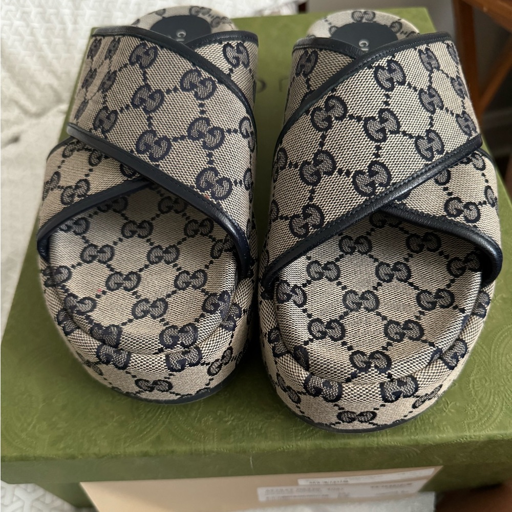 Gucci Women's Black and Tan Sandals